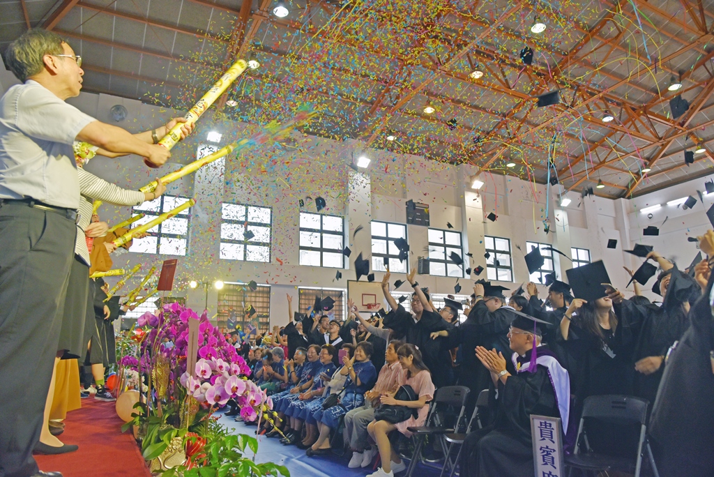 华梵大学毕业典礼 热闹温馨感人