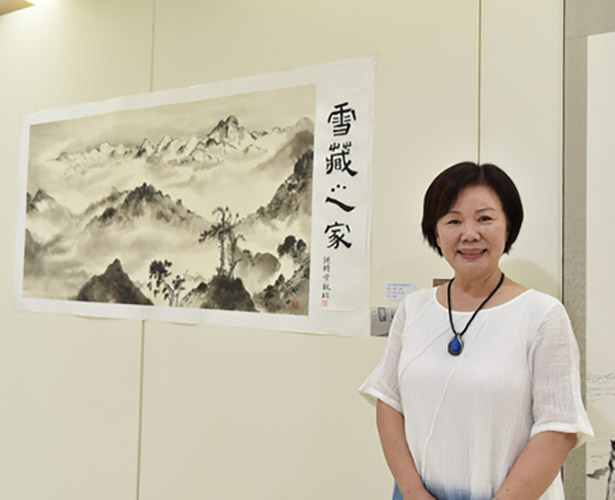 人美心更美！  美術系碩士生洪精雪年逾60辦展覽  所得全數捐贈學校