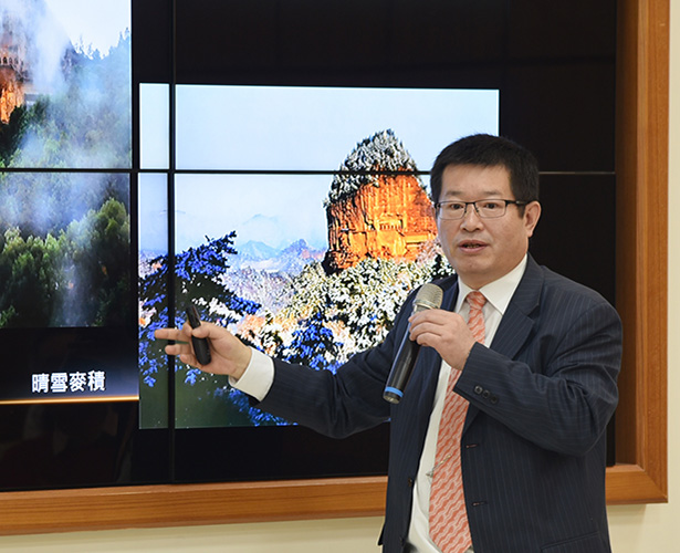 上海師範大學屈濤研究員蒞校演講「心燈」 談曉雲導師藝術的古典繼承