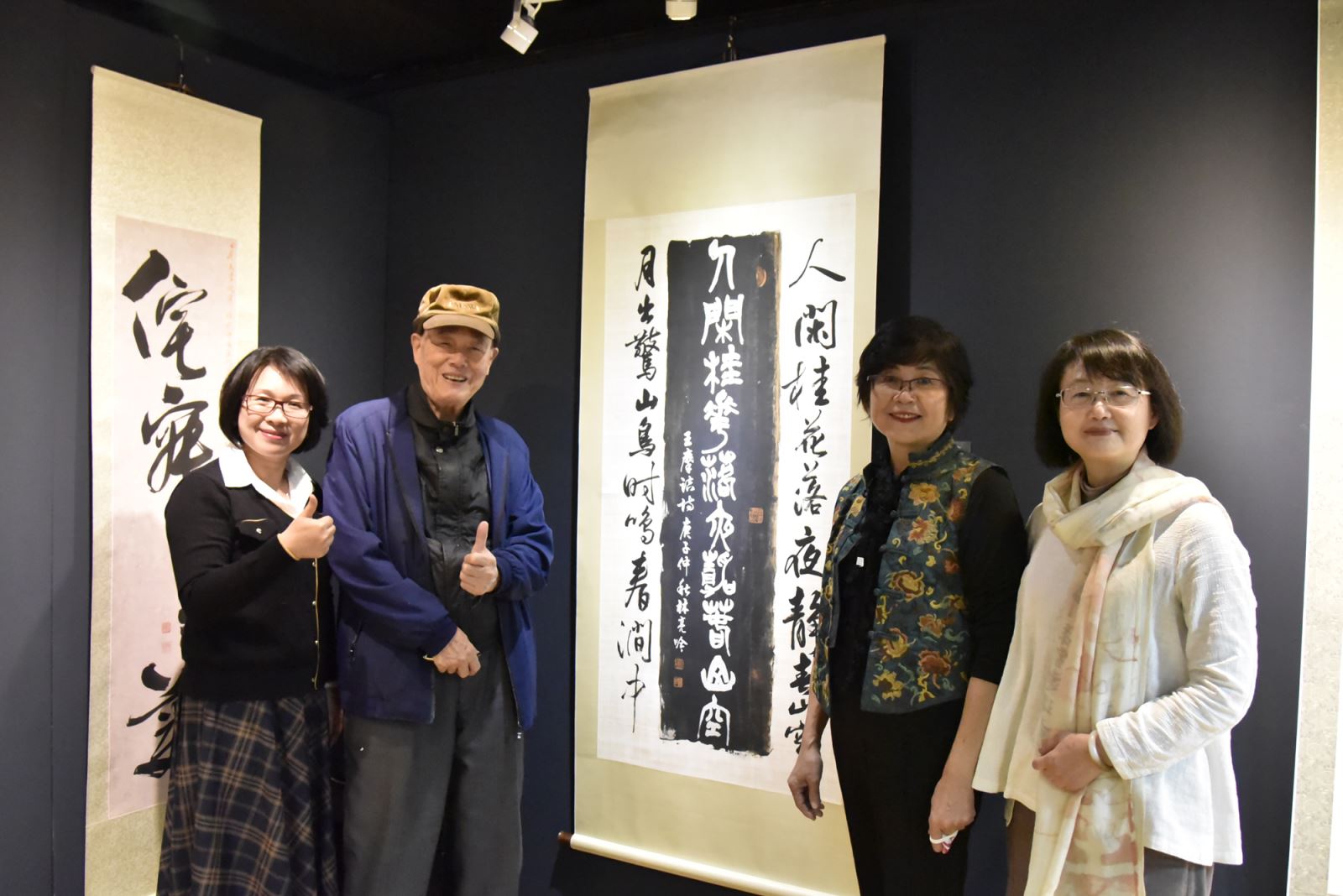 參展書法家在中華民國書法教育學會理事長林亮吟作品《鳥鳴澗》前合影，左起：陳泱昭、連勝彥、林亮吟、連瑞芬。