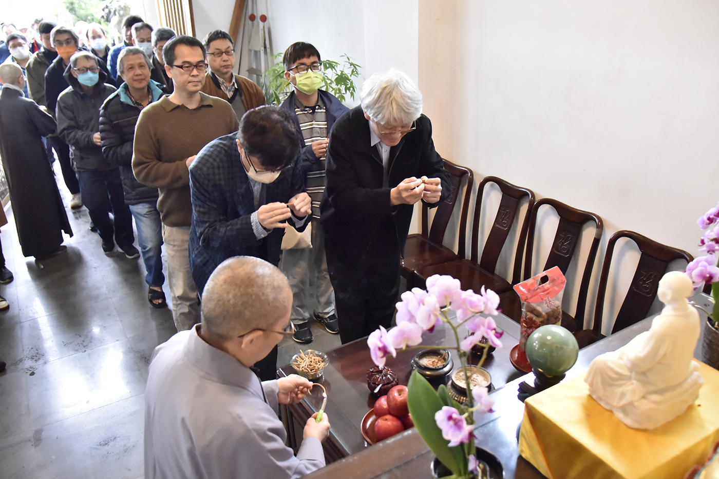 教職同仁向曉雲導師捻香辭歲。