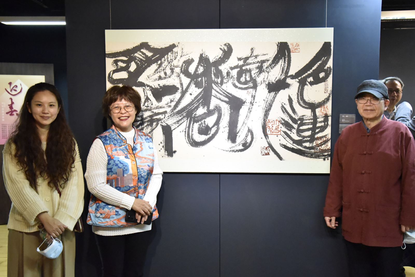 長榮大學書畫藝術系教授施春茂（右）與作品《香散ㄧ簾風》。