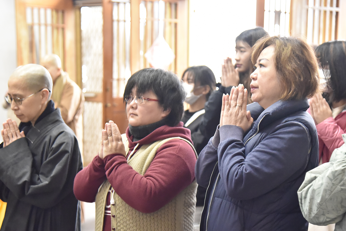 教職同仁以虔誠之心緬懷禮敬曉雲導師。