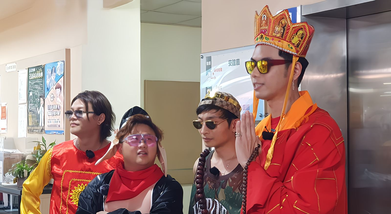 香港偶像團體Error至華梵大學女生宿舍拜訪佛藝系同學。