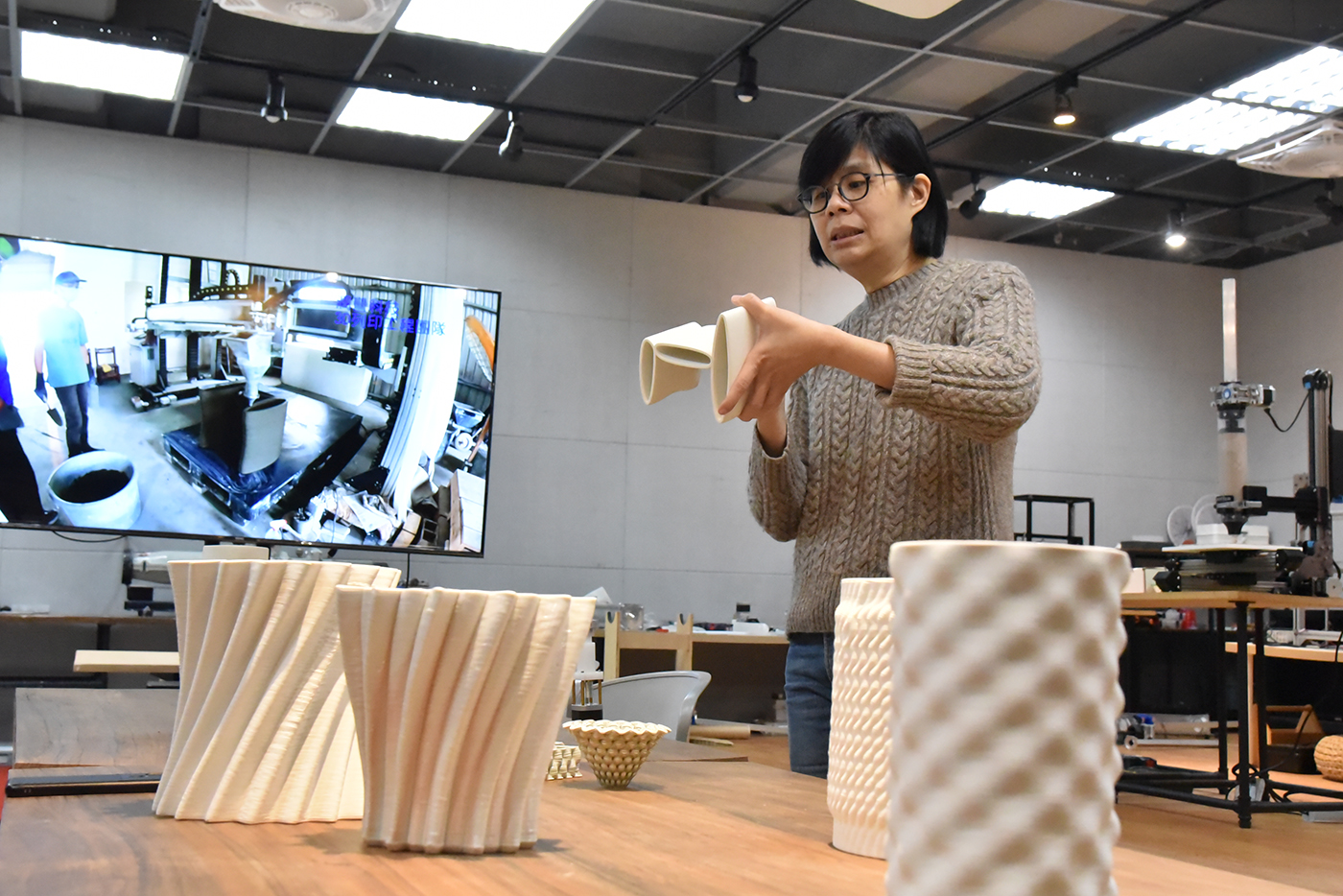 智設系陳妙鳳老師介紹陶瓷3D列印工坊。