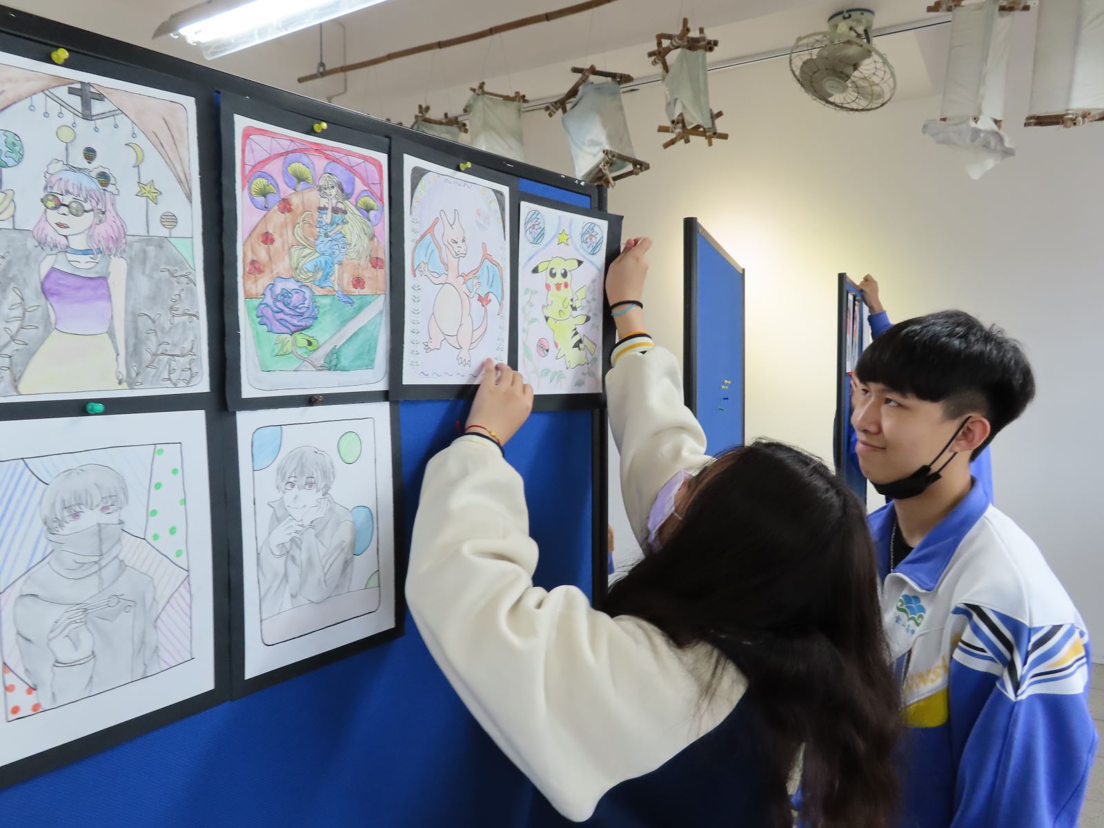 金山高中學生為「藝奇挖哇哇」布展。