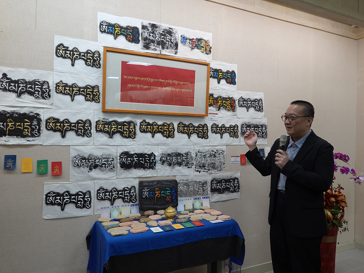 展覽指導老師葉靈毅教授進行導覽。