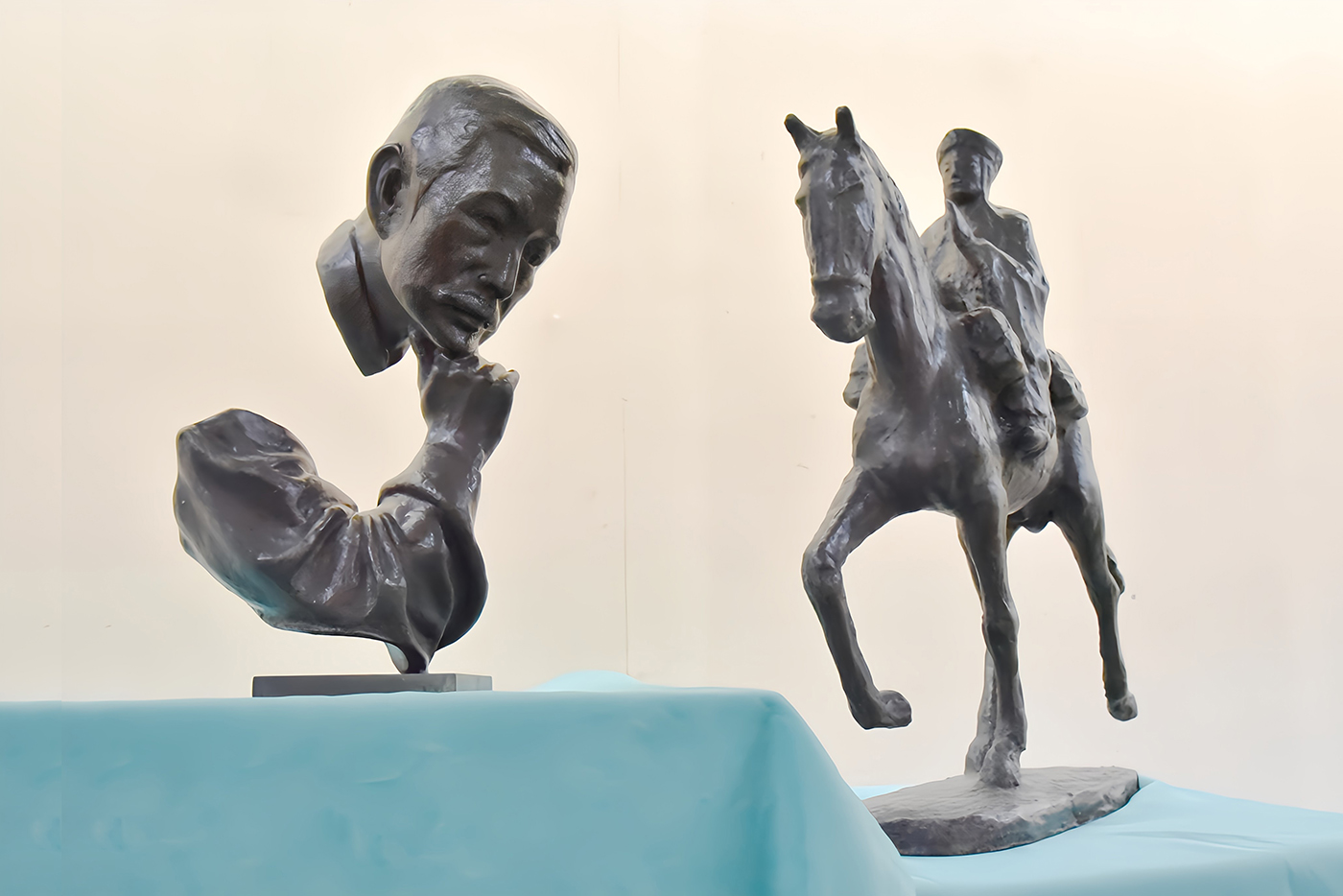 蒲添生雕塑紀念館捐贈兩件珍貴雕塑作品《沉思者》（左）、《三藏取經》供華梵大學典藏。