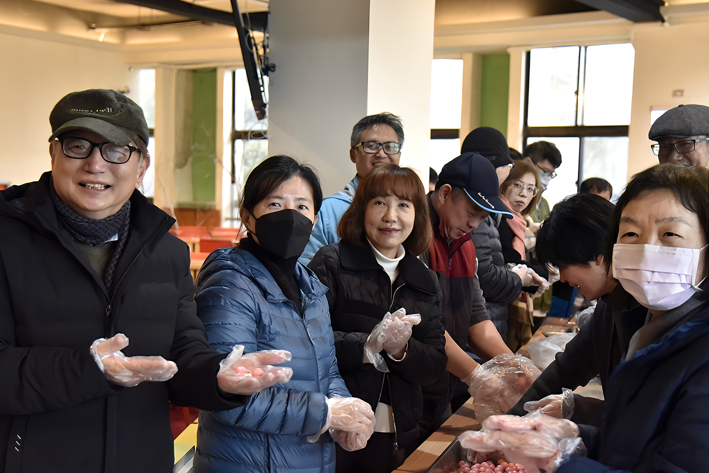 冬至聯誼活動師生一起搓湯圓，氣氛相當熱鬧。