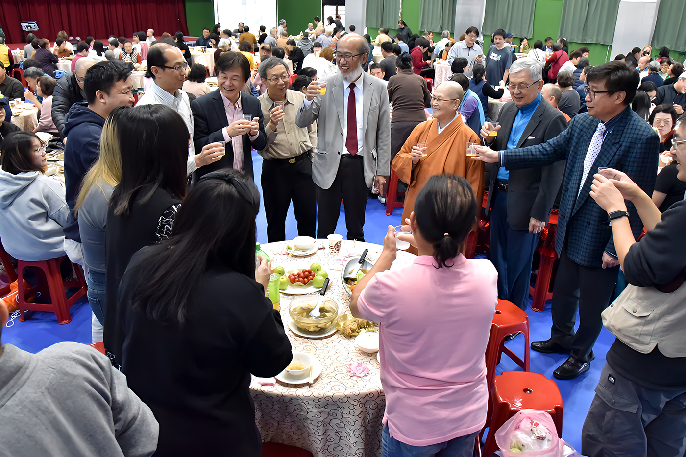 華梵文教基金會董事長仁朗法師（後排右三）與林從一校長（後排右四），帶領一級主管舉杯祝福。