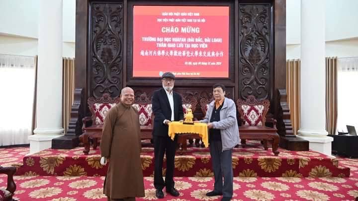 林從一校長（中）拜會河內佛教大學