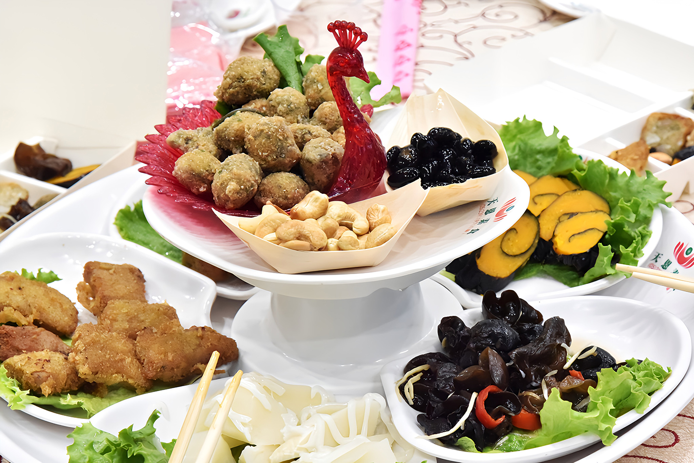 餐會提供豐富蔬食佳餚讓人食指大動。