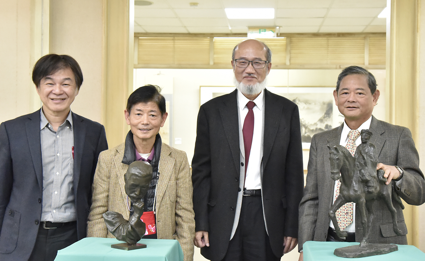 蒲添生雕塑捐贈典禮在華梵文物館舉行_左起_華梵大學主秘黃智陽_蒲添生二兒