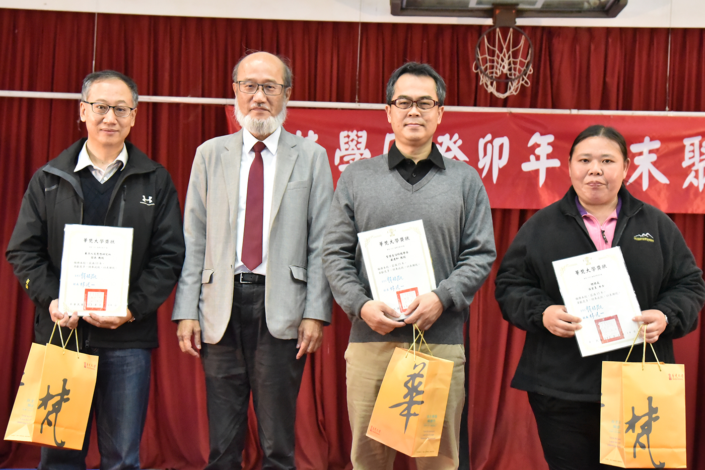林從一校長（左二）頒發華梵大學服務滿十五週年獎，感謝同仁多年的辛勞付出。