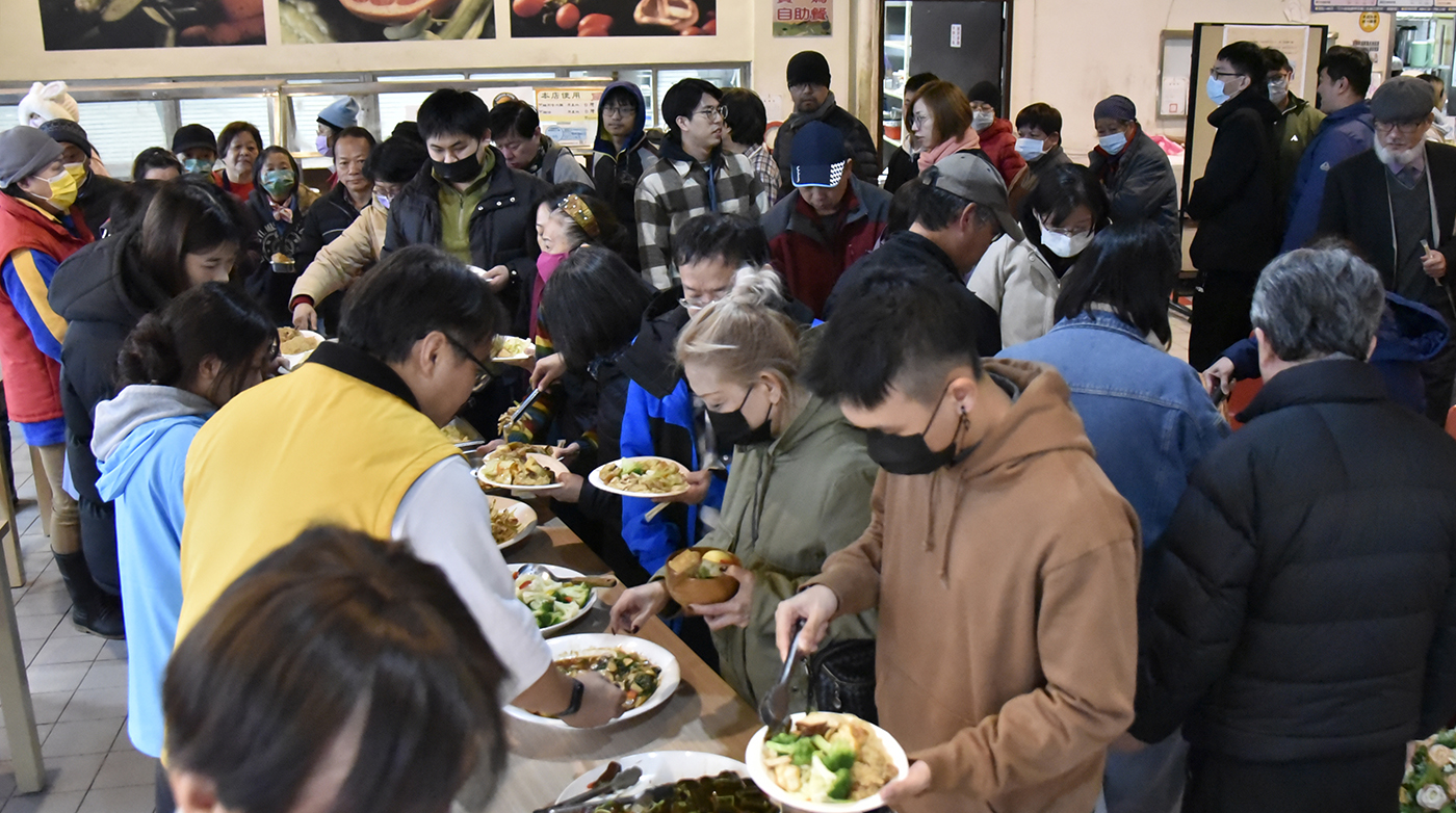 師生迫不及待享用暖呼呼的冬至美食。