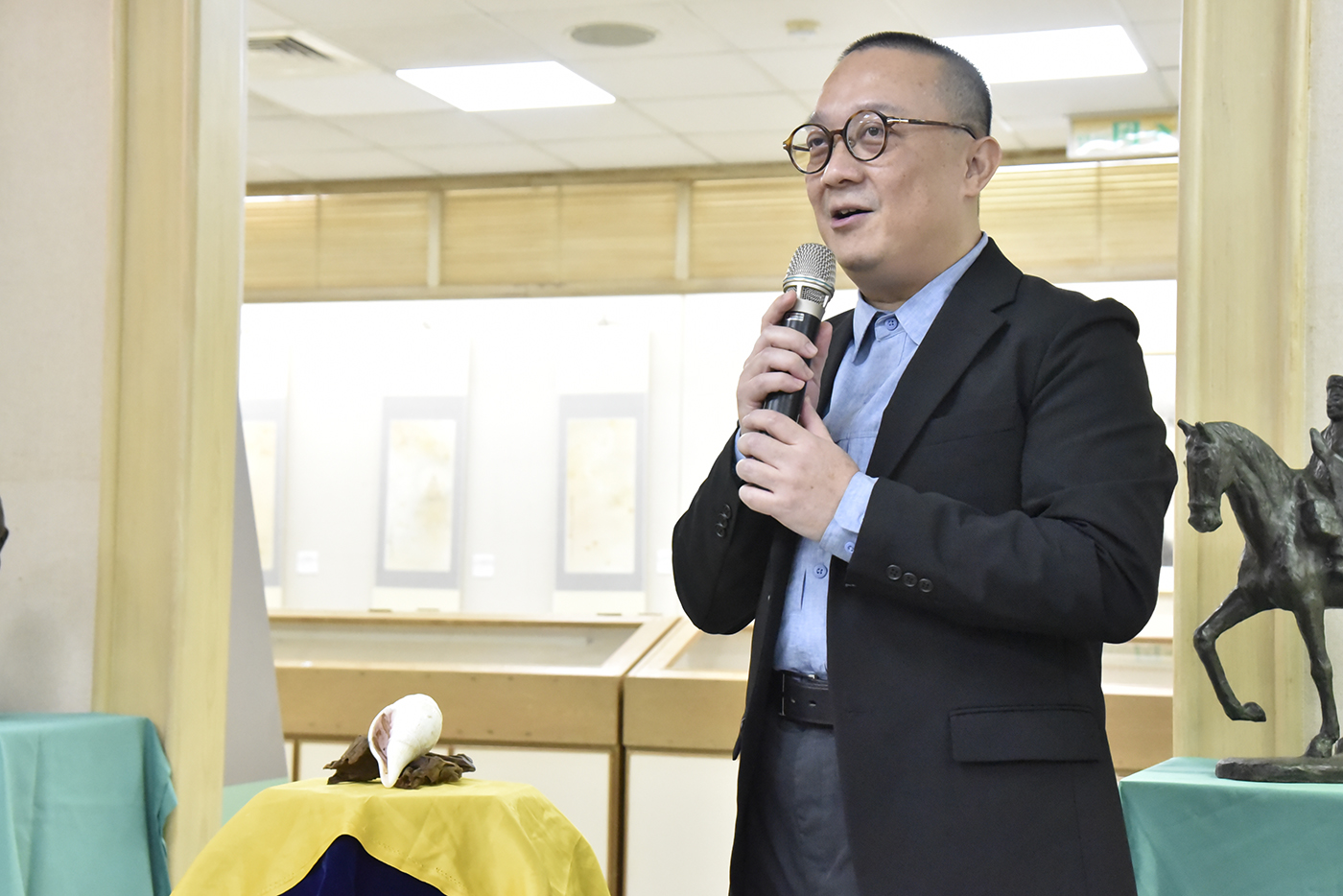 《右旋白螺》捐贈者、華梵大學佛教藝術學系兼任助理教授葉靈毅致詞。