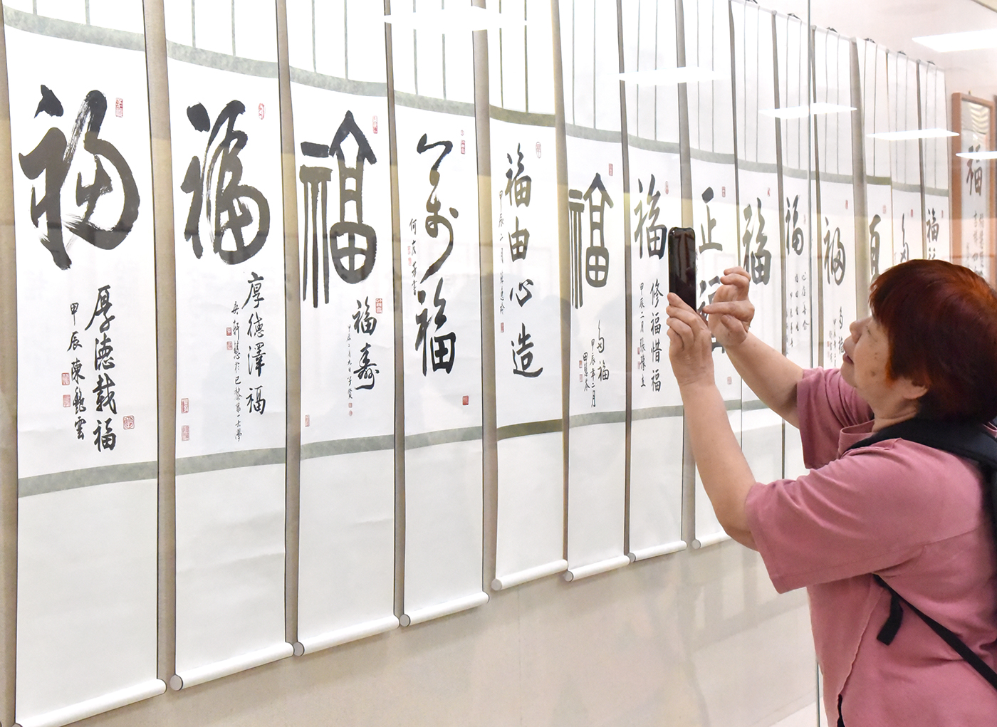 牆上擺滿書寫「福」字創作，吸引同學前來拍攝。  