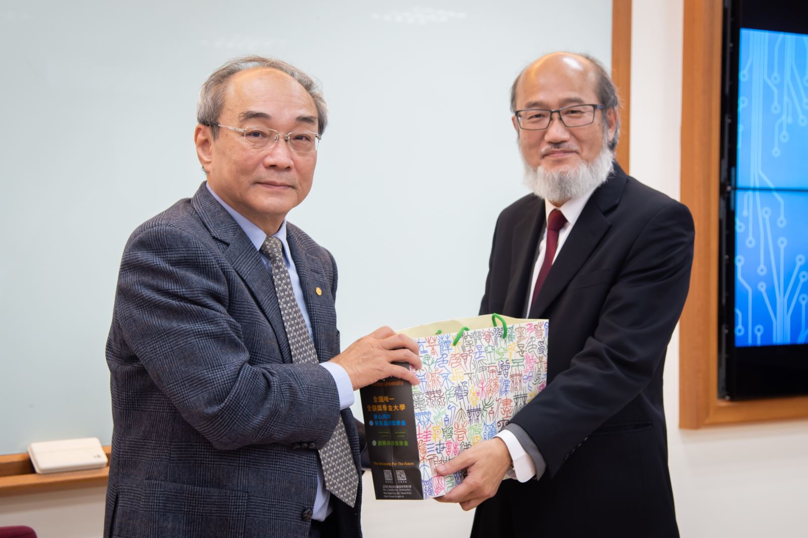 華梵大學林從一校長（右）致贈紀念品給王汎森院士。