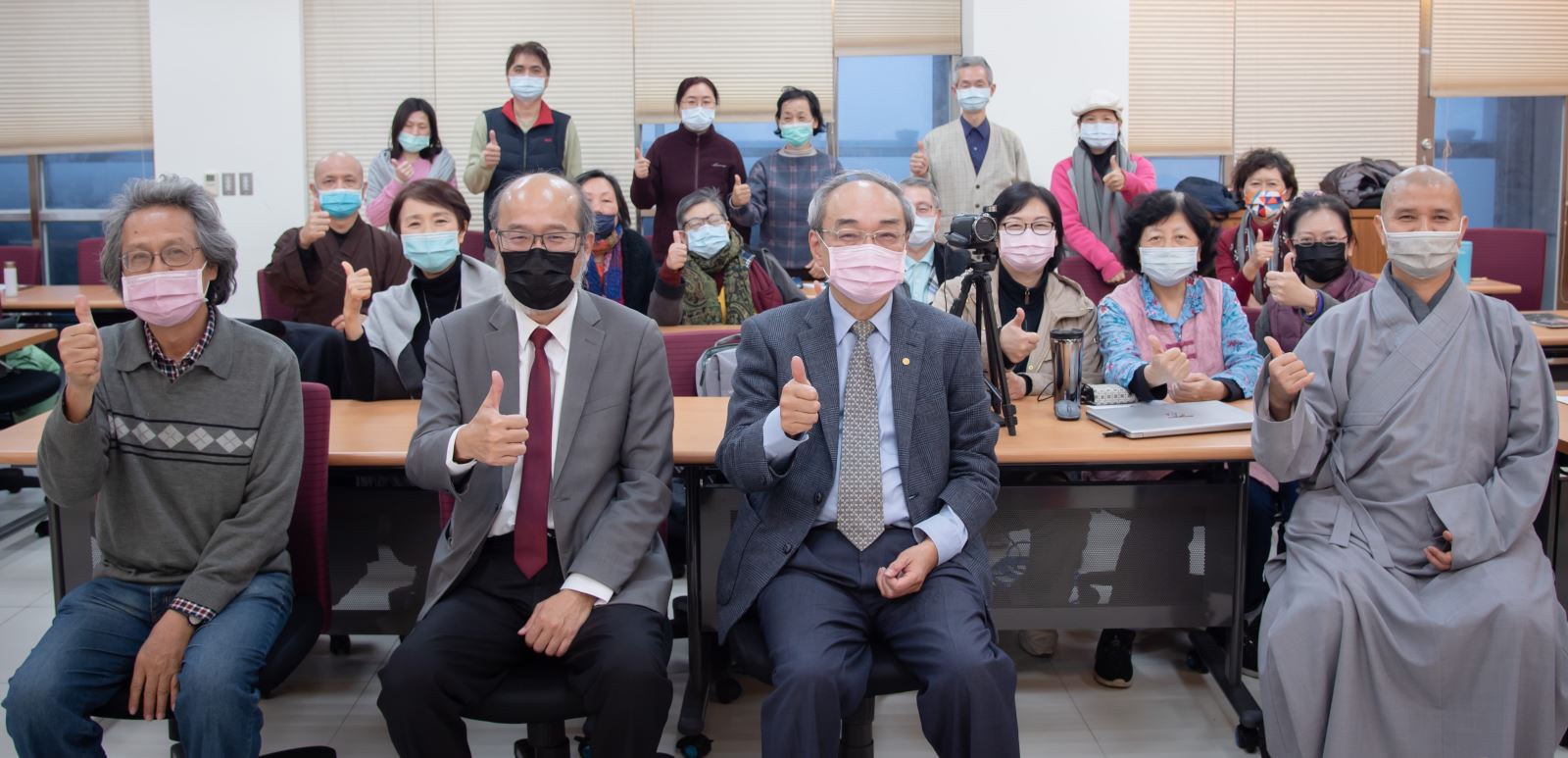 王汎森院士（前排右二）與華梵師生合影。