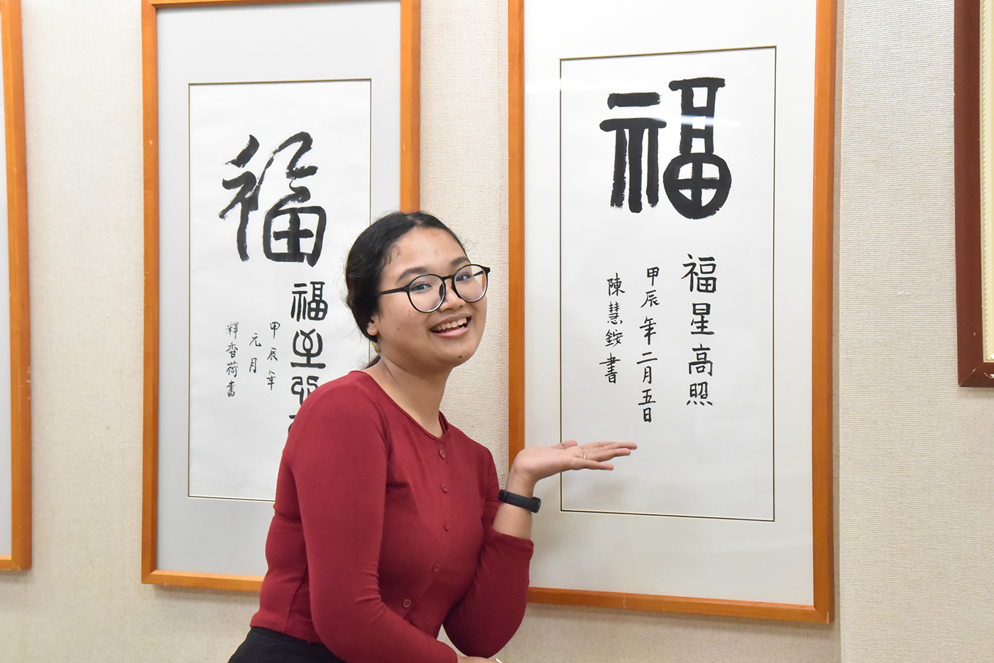 來自馬來西亞的佛教藝術學系陳慧銨同學與參展作品《褔星高照》。 