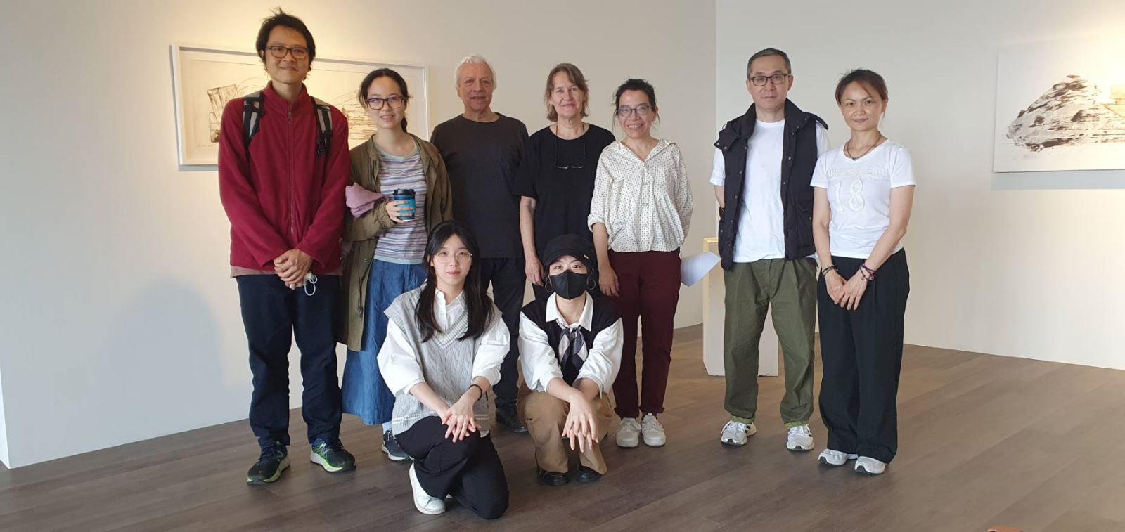 華梵大學師生開心與法國駐校藝術家希維雍（後排中）、莫斯考維奇（後排左三）合影。