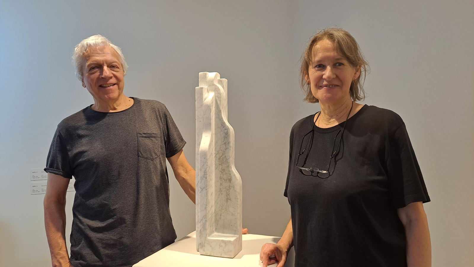 法國藝術家希維雍（右）展出雕塑作品《線條4》，這學期與同為藝術家的先生莫斯考維奇擔任華梵國際駐校藝術家。  