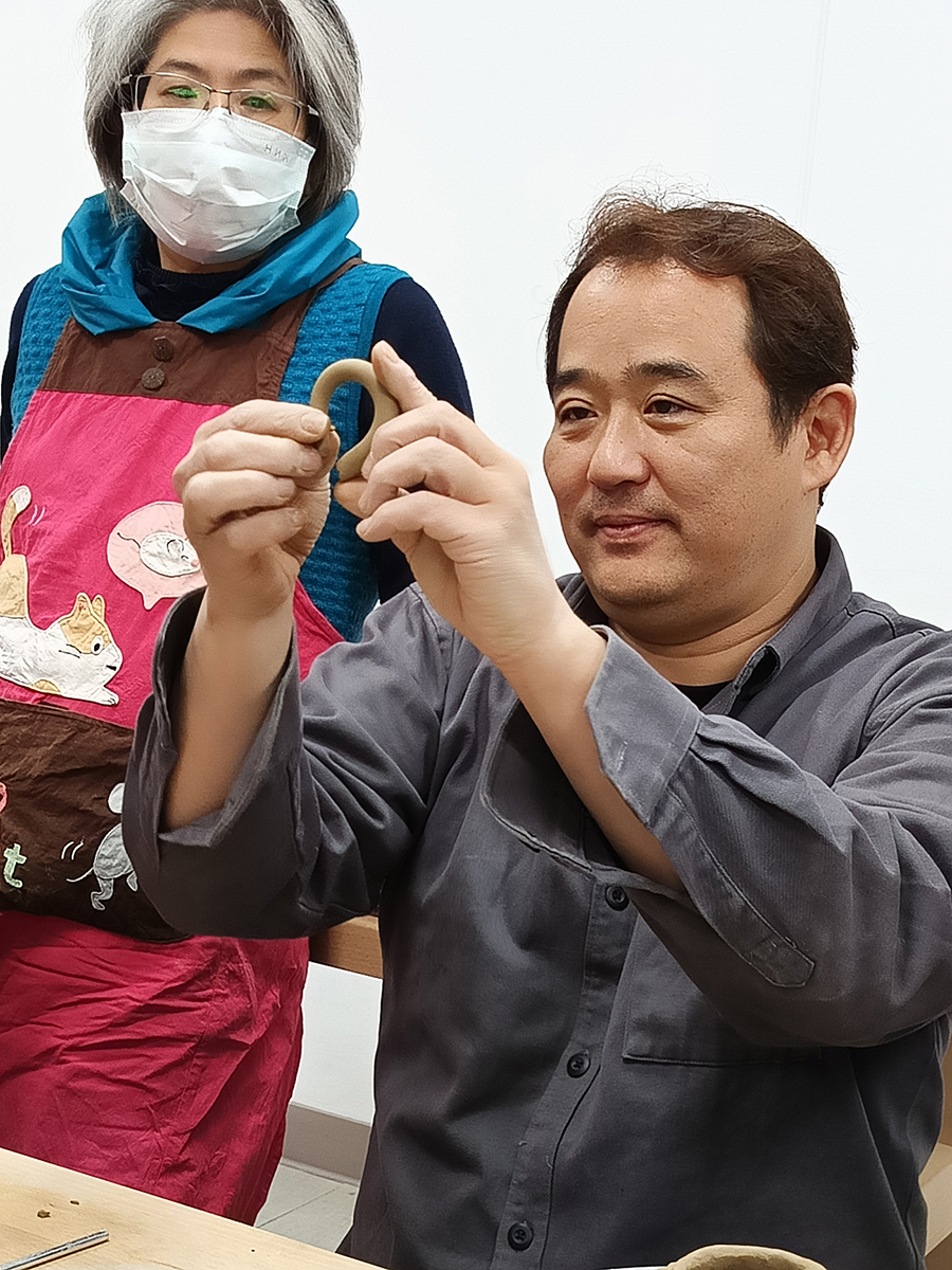 韓國著名陶藝家金優石老師（右）示範設計雕塑造型