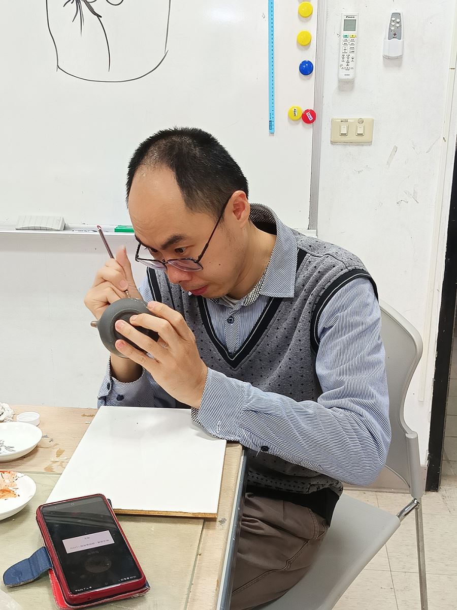 佛教藝術學系陳俊吉教授為作品上色