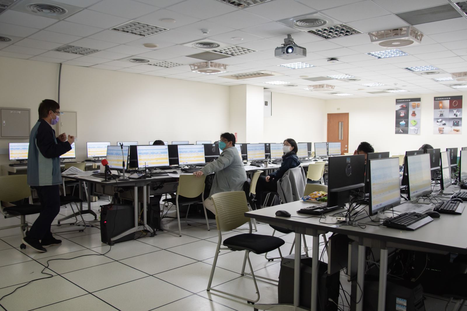 攝影與VR設計學系的老師進行研討。