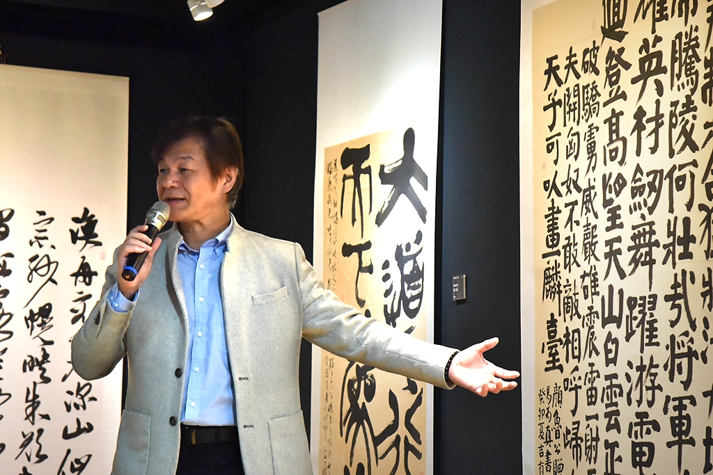 華梵大學人文與藝術學院黃智陽院長為展覽作品介紹