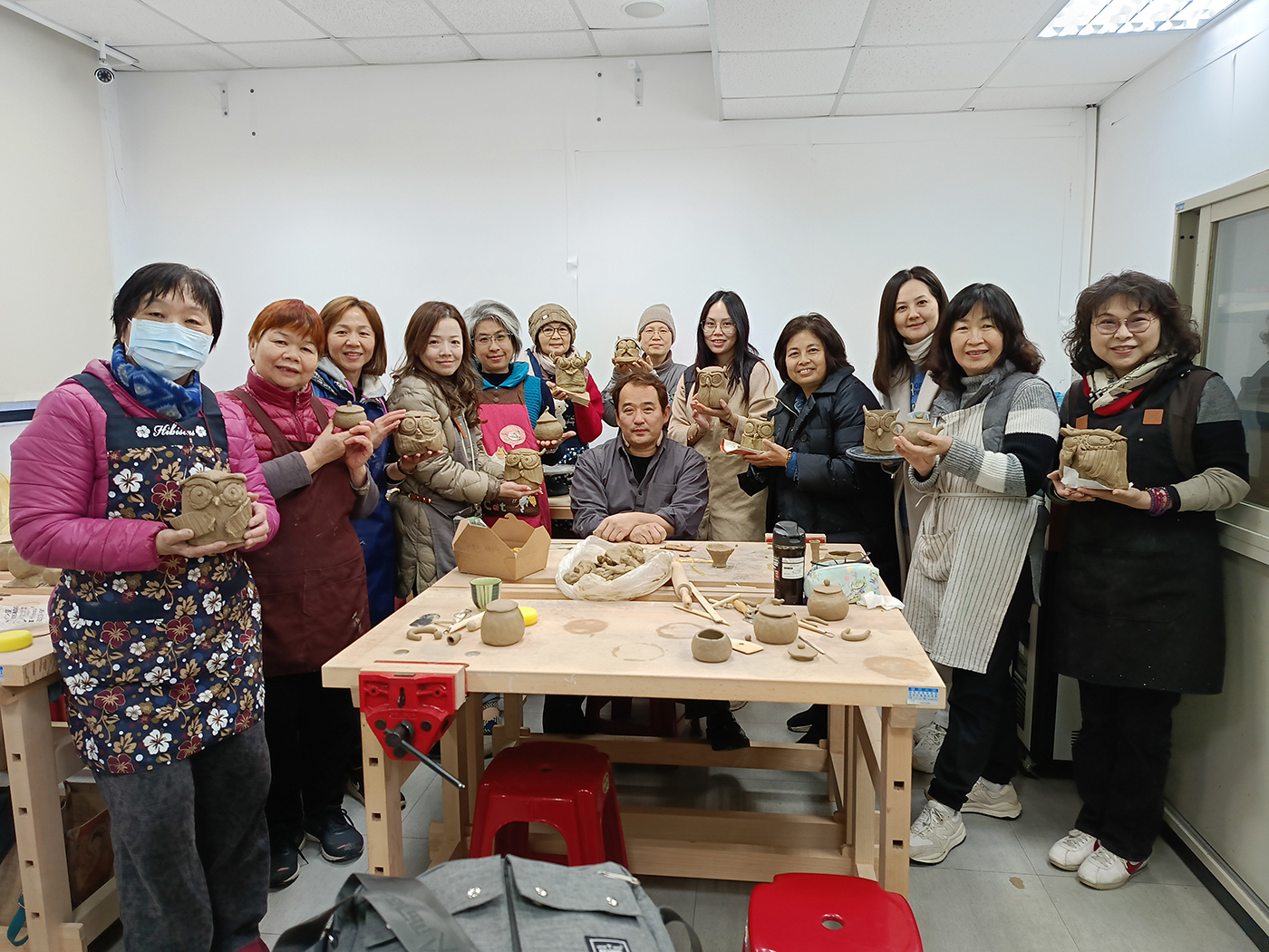 師生與雕塑作品合影。