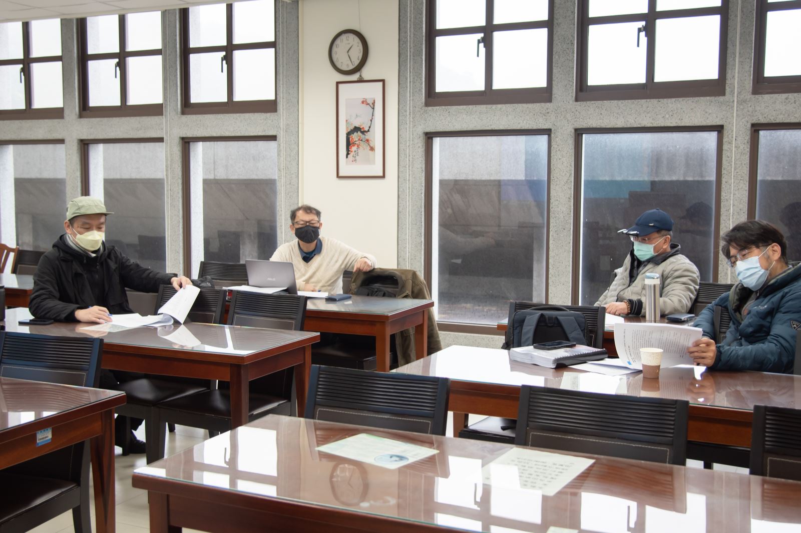 智慧生活設計學系的老師進行研討。