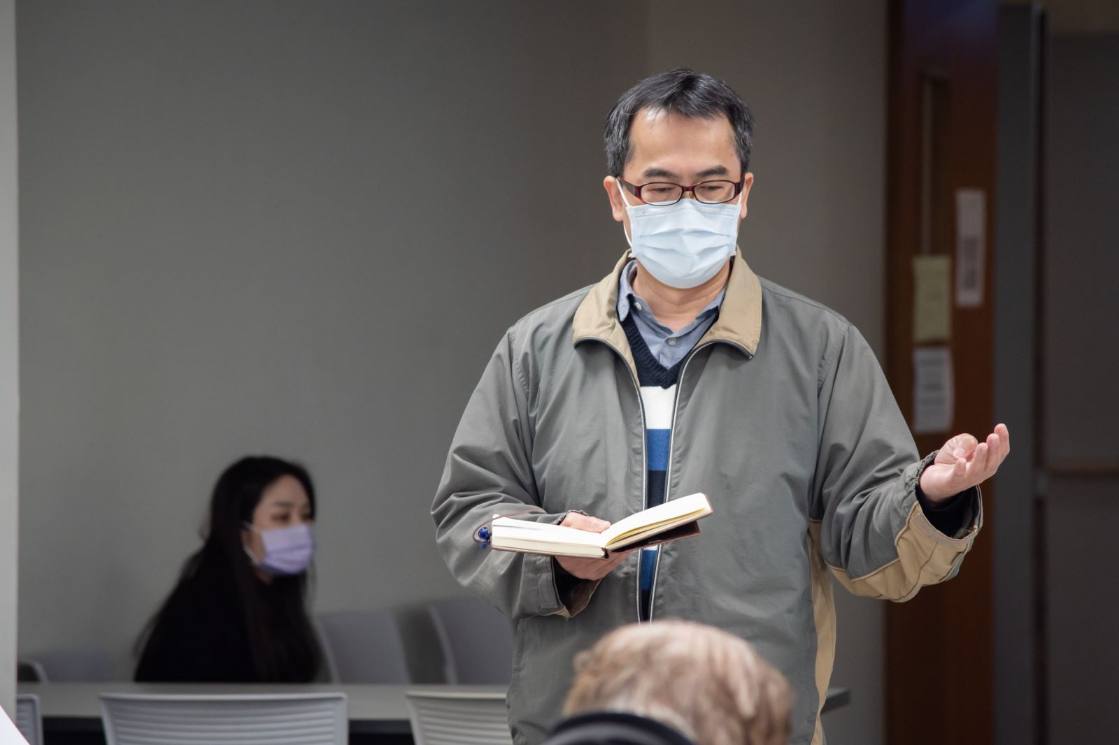 智慧生活科技學系嚴建和院長主持研討課程。