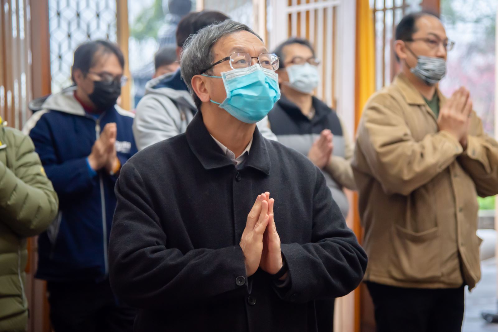 教職員神情專注向創辦人辭歲。