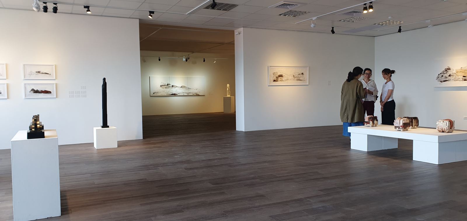 希維雍創作個展現場，師生認真討論作品。 