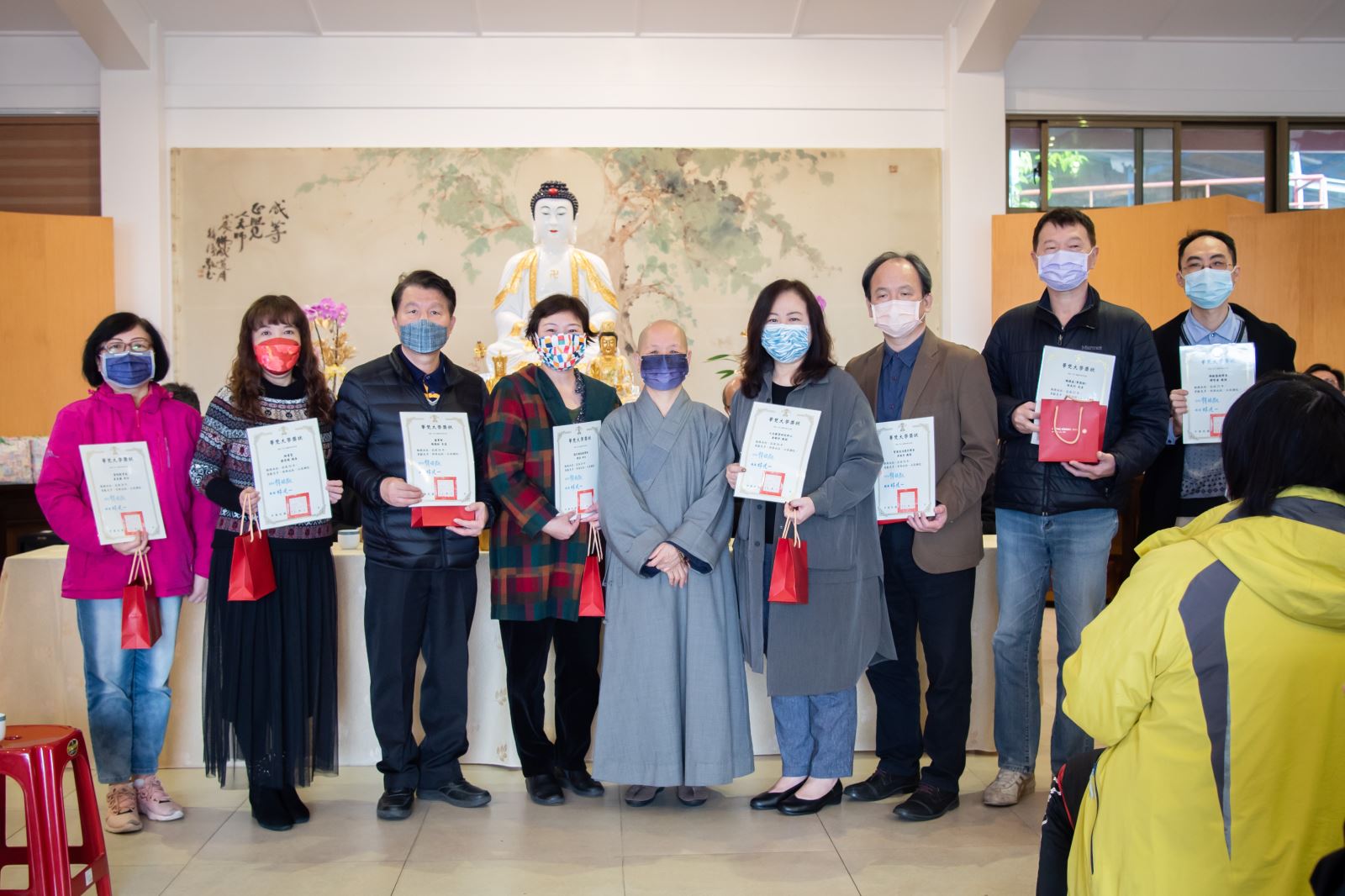 董事長悟觀法師（中五）頒獎服務屆滿26年、25年資深同仁。