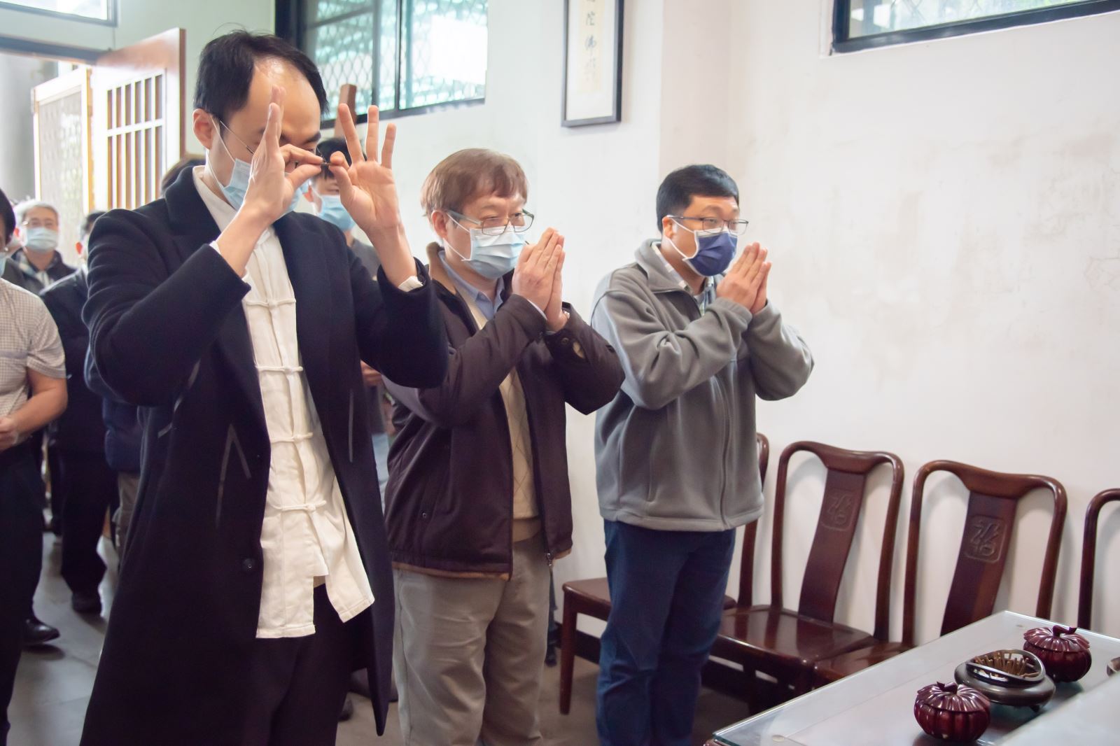 華梵大學教職同仁向創辦人曉雲導師捻香行禮。