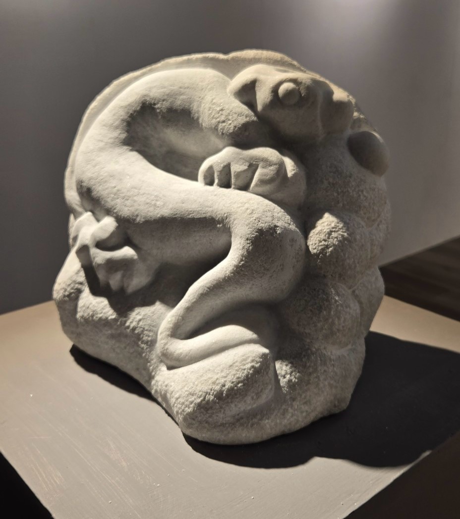 華梵大學美術與文創學系碩二學生吳桂竺展出石雕作品〈蛻變〉。