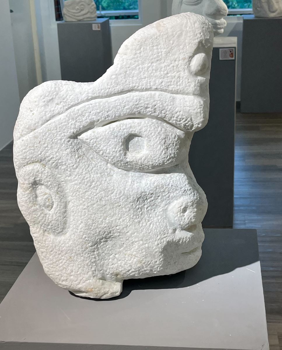 華梵大學美術與文創學系碩二學生陳貞貞展出石雕作品〈濟顛〉。