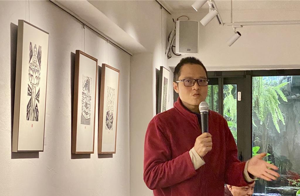 「版畫奇才」美術與文創學系主任倪又安，求學期間廣泛接觸各類藝術媒材且熟稔藝術史，是年輕一輩少數能創作又能寫評論的全才。
