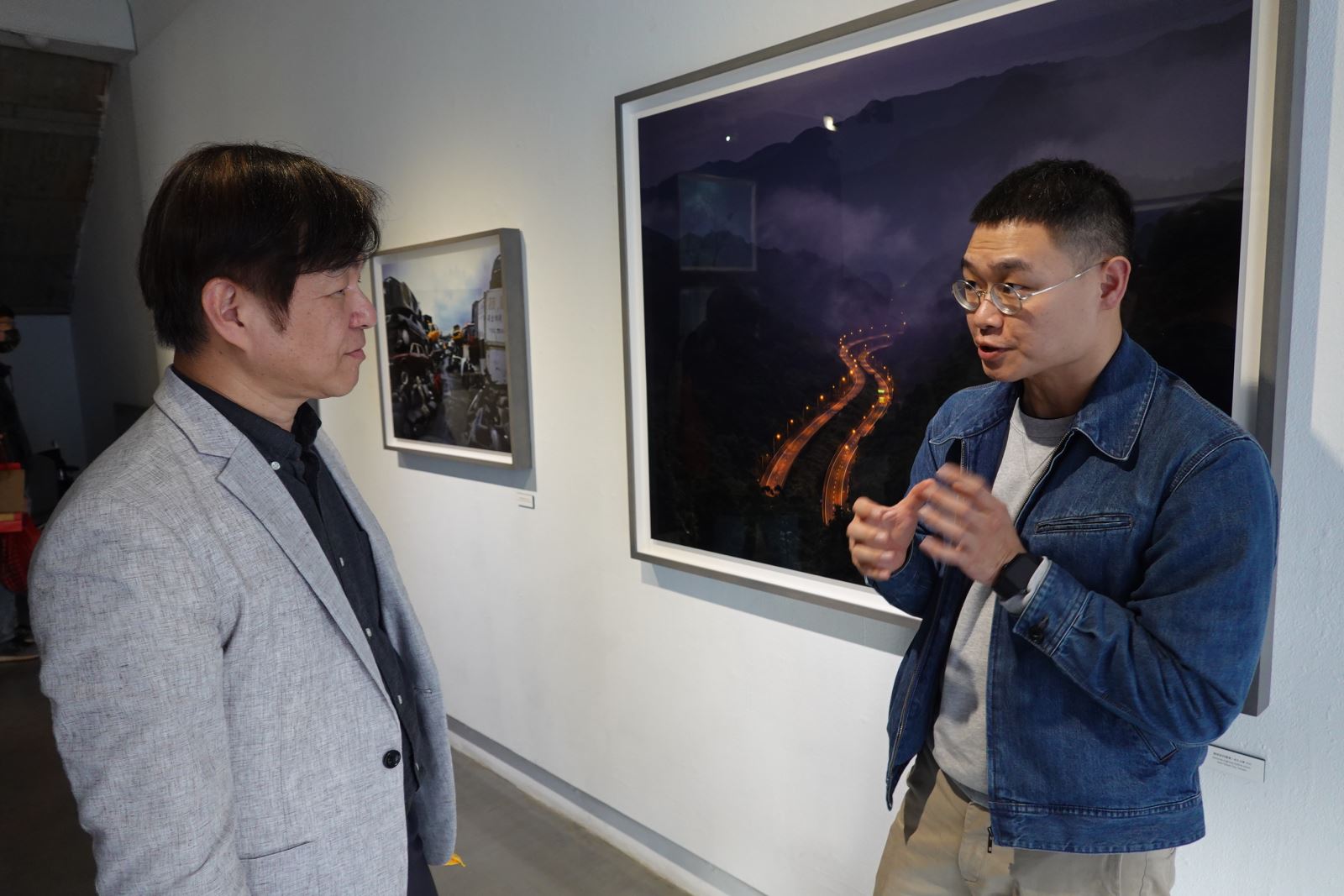 華梵大學攝影與VR設計學系助理教授沈裕融（右）分享觀展心得。