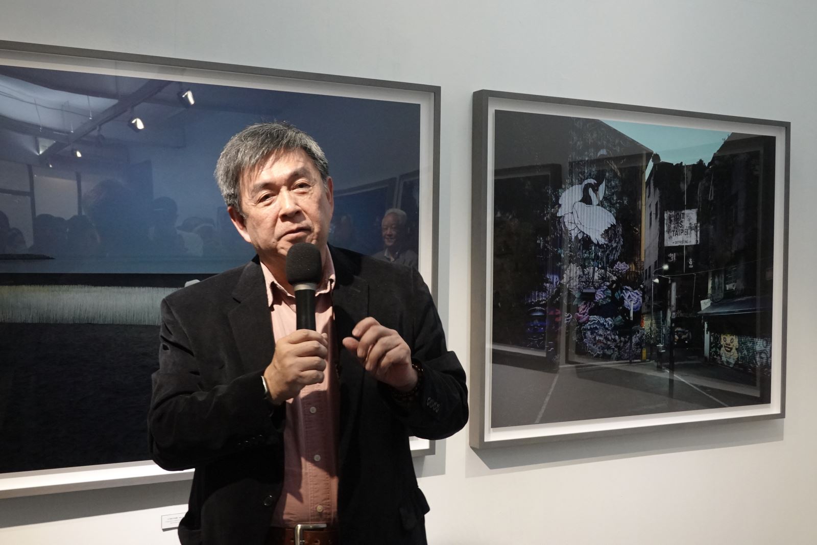 華梵大學校長李天任在「漂流」攝影展活動現場致詞。