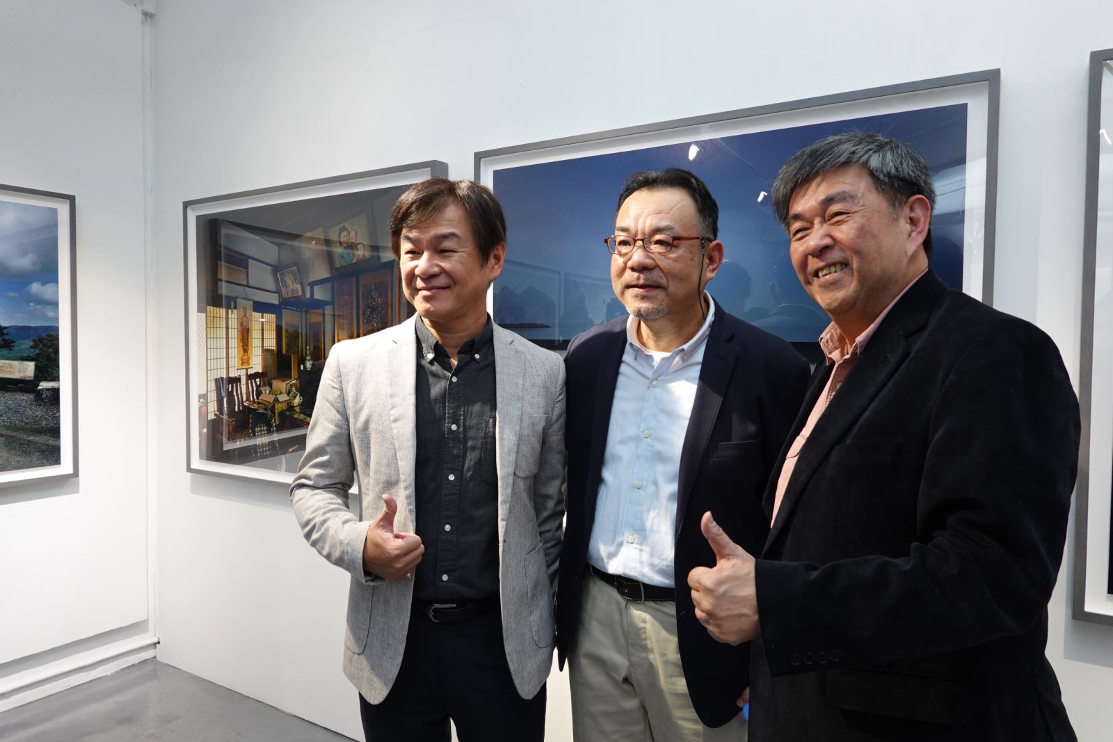 華梵大學校長李天任（右）、藝術家沈昭良（中）與華梵大學人文與藝術學院院長黃智陽合影。