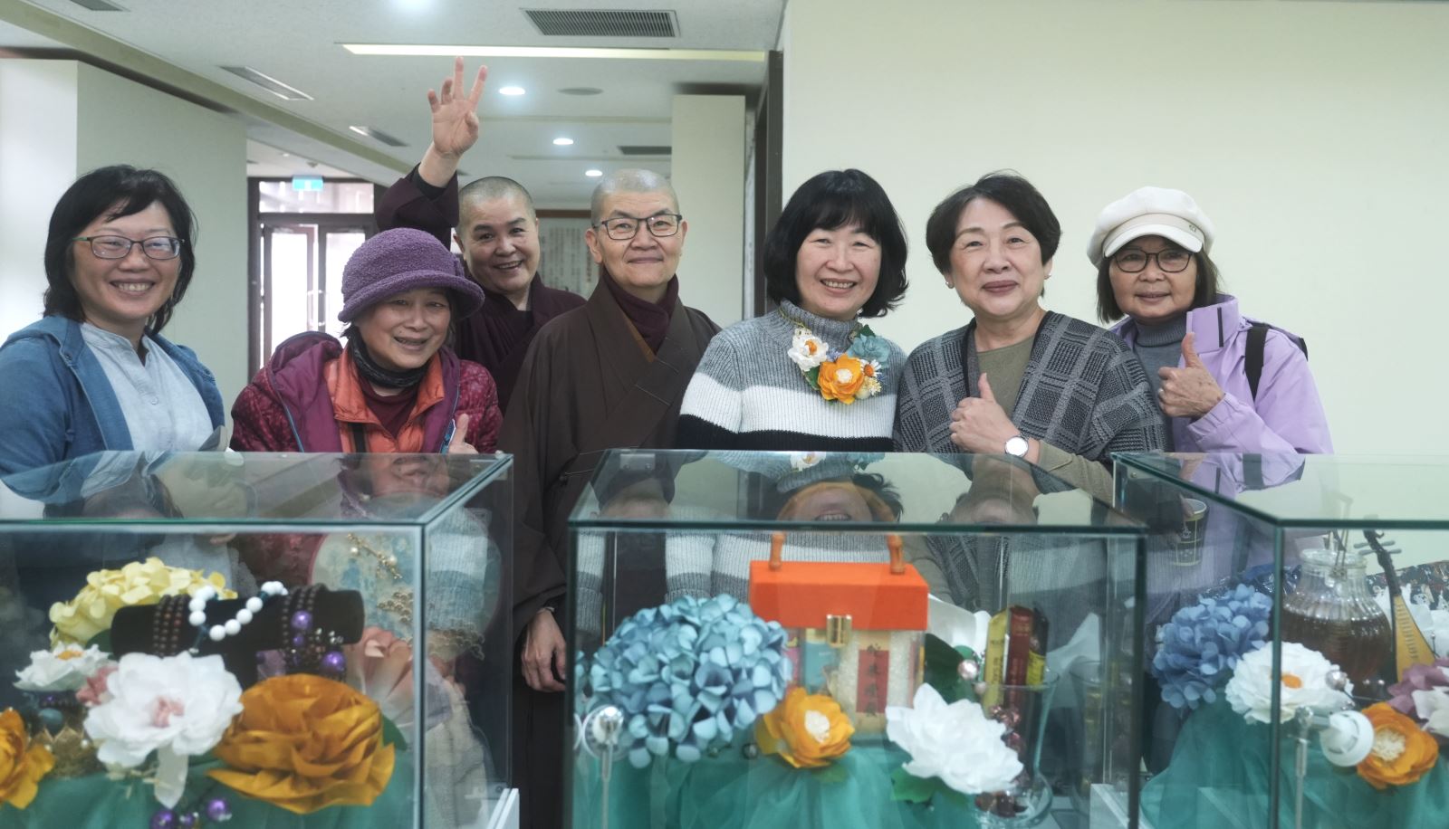 指導老師佛教藝術學系教授陳明華（右二）開心與同學一起分享學習成果。