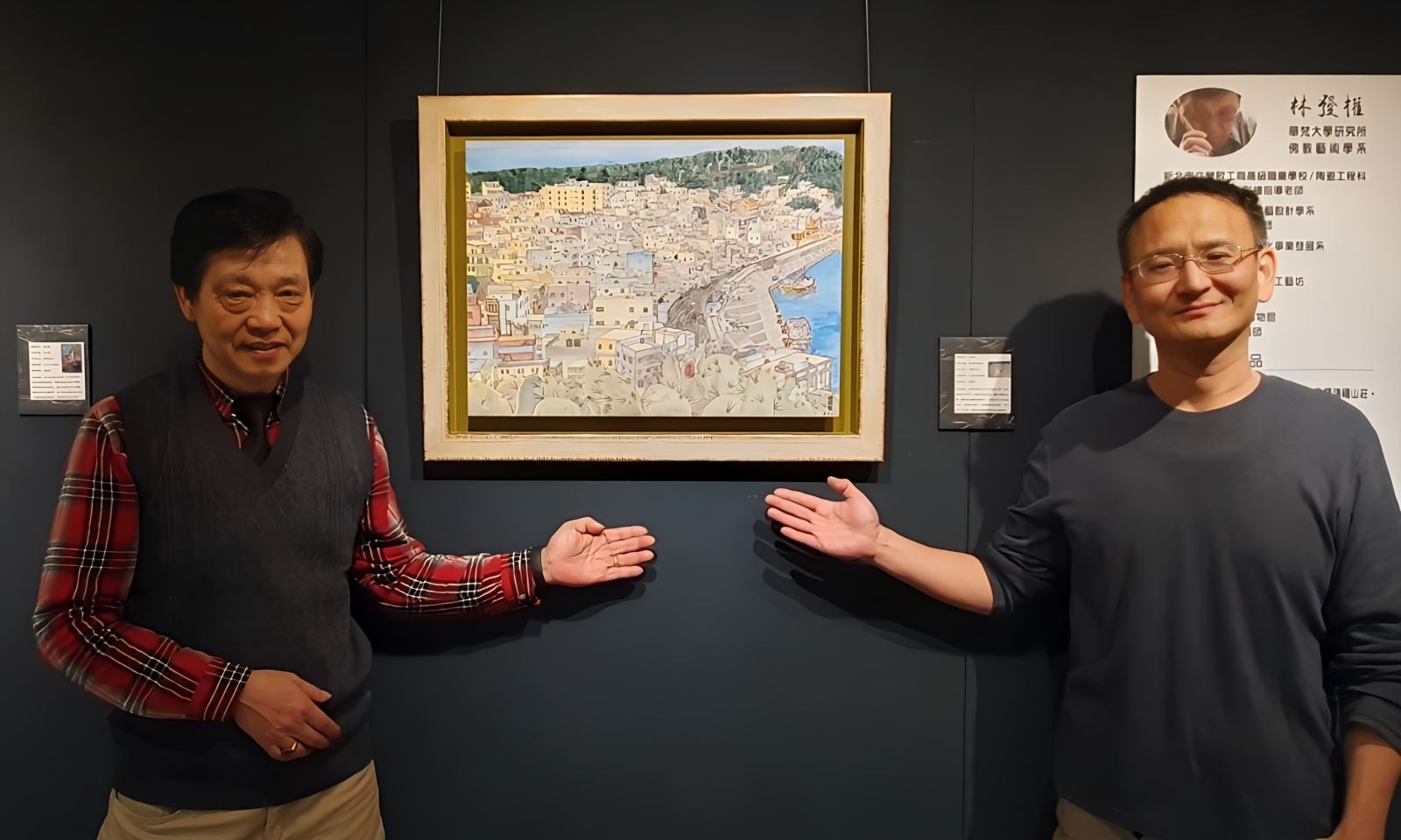 華梵佛藝碩士林發權（左）的琺瑯彩瓷作品「澎湖外垵漁港」深受參觀者喜愛。