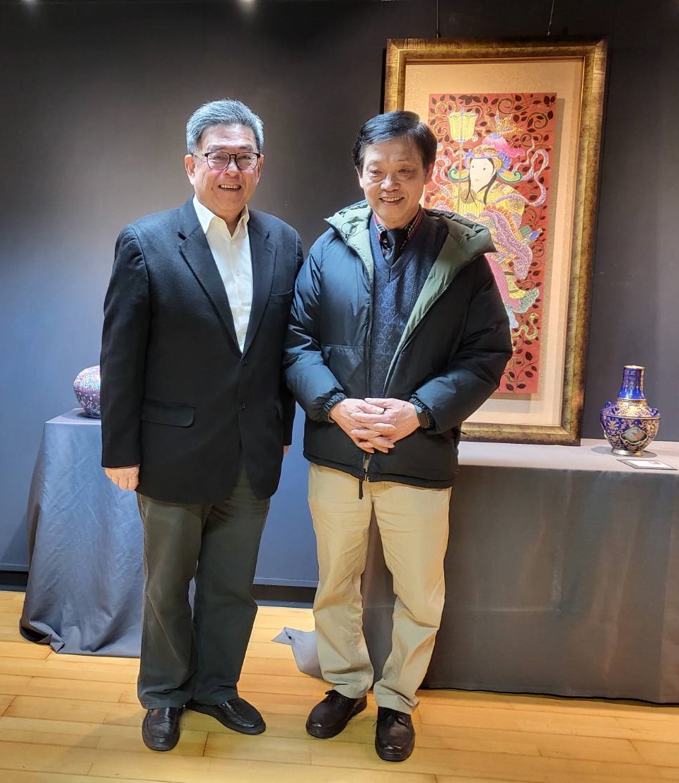 華梵大學校長李天任（左）對琺瑯彩瓷藝術家林發權的創作展深表肯定。