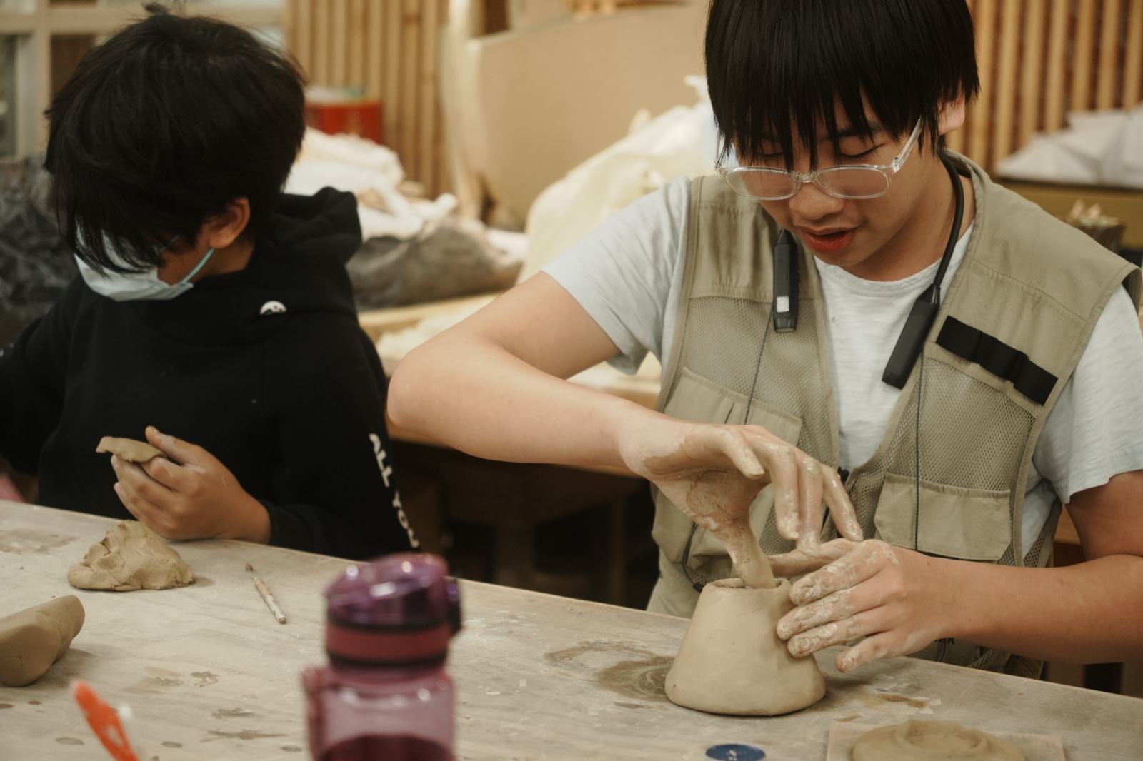 原來學苑學生體驗手作陶藝。