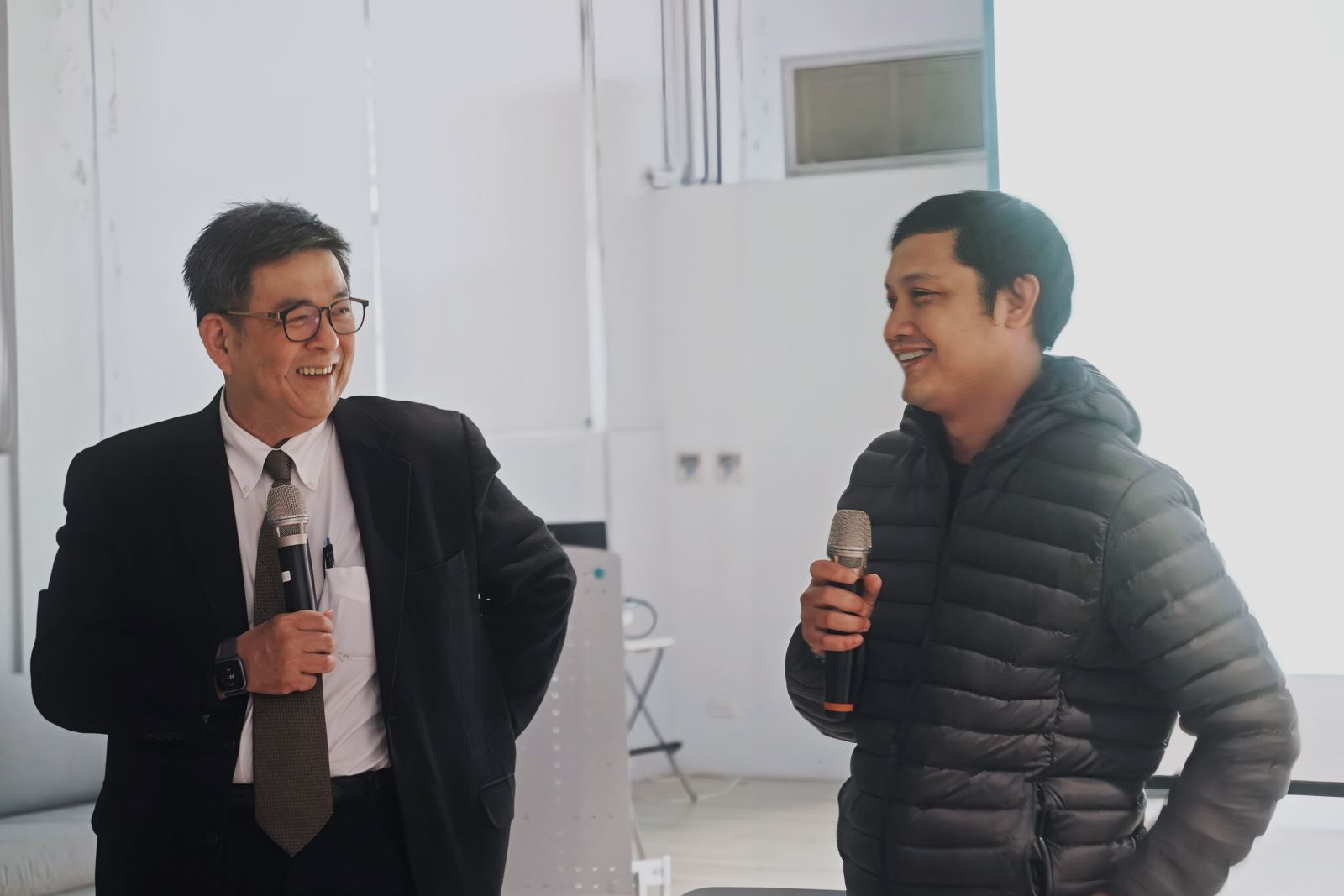華梵大學李天任校長（左）宣布新聘請具國際經驗的印尼籍廚師。