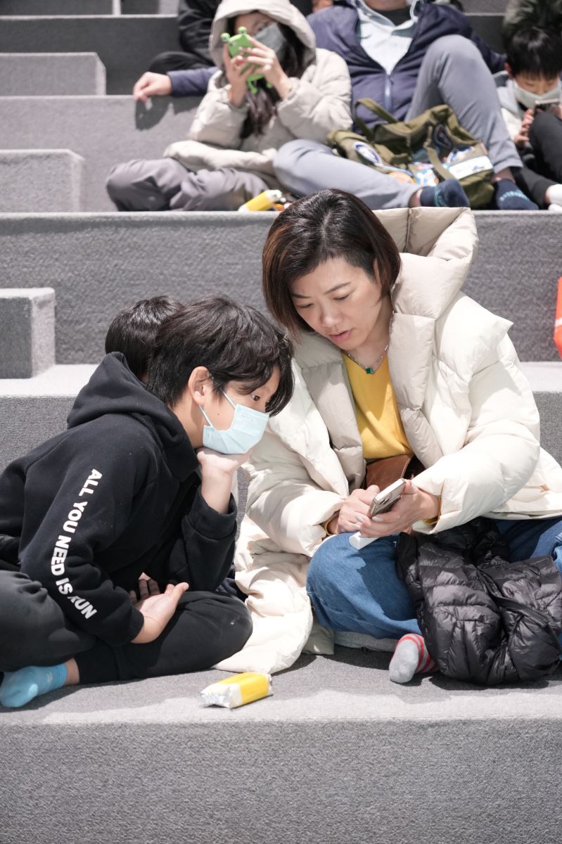 原來學苑師生與家長在華梵大學創新實作中心自在互動，開心融入校園環境。