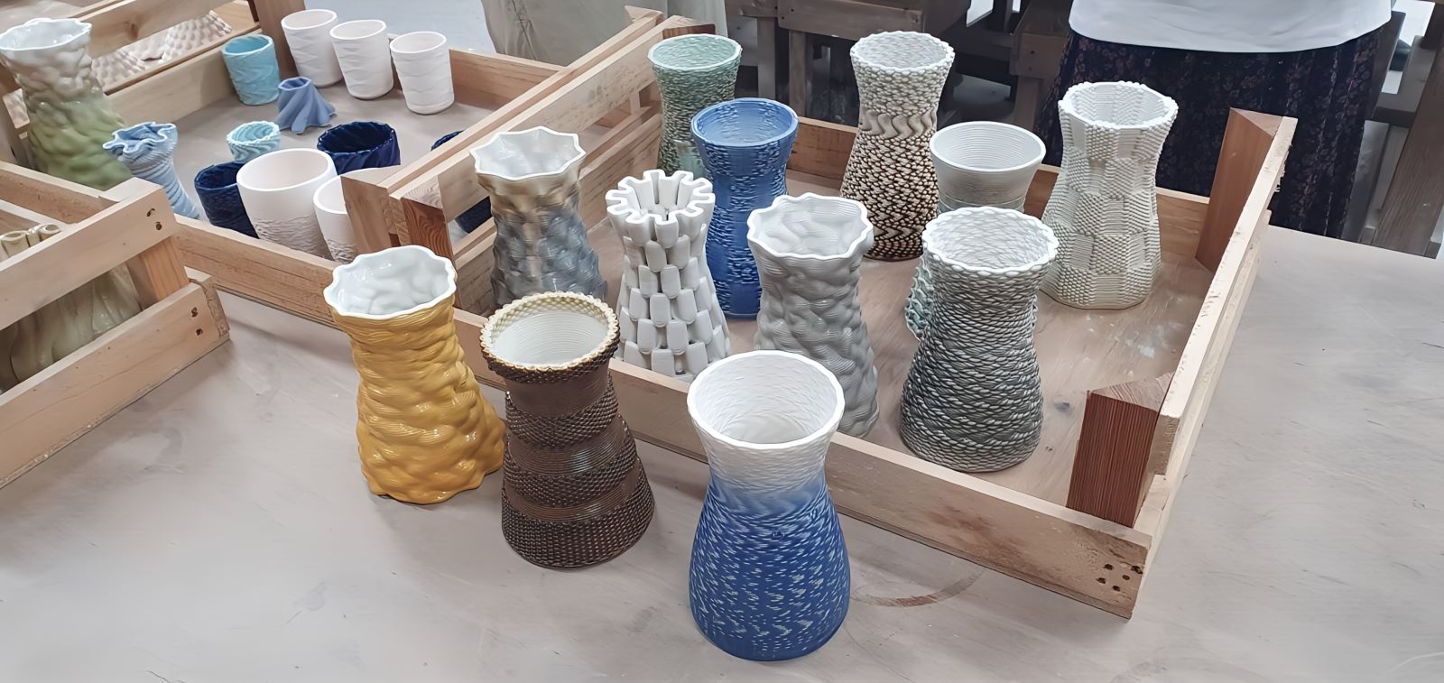 陶瓷3D列印工坊產出許多師生文創作品。